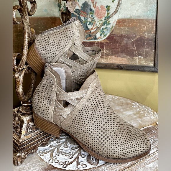 EUC Fergalicuus by Fergie “Erikka” Ankle Bootie in Excellent Condition. Size 7 - Picture 5 of 14